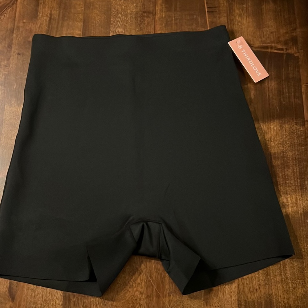 BNWT- ThirdLove Black Sculpt Long Shorts in Size Large.